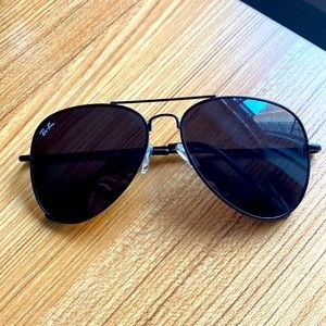 black aviator sunglasses